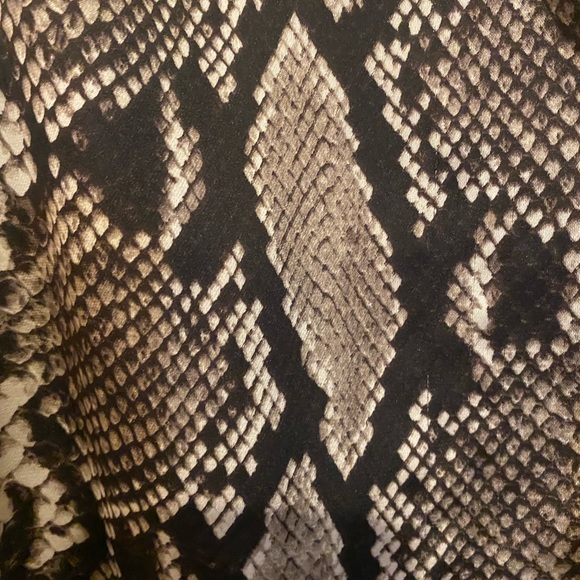 Jones New York blouse snake print size 2p used once - Picture 5 of 5